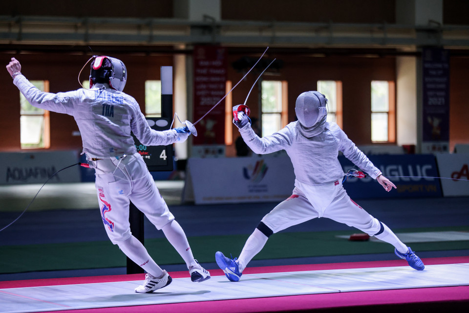 Sau vài phút thi đấu, kiếm thủ Việt Nam đã giành chiến thắng áp đảo với tỷ số 15/7 qua đó bảo vệ thành công tấm huy chương Vàng SEA Games 31 nội dung kiếm chém nam cá nhân. (Ảnh: Minh Sơn/Vietnam+)