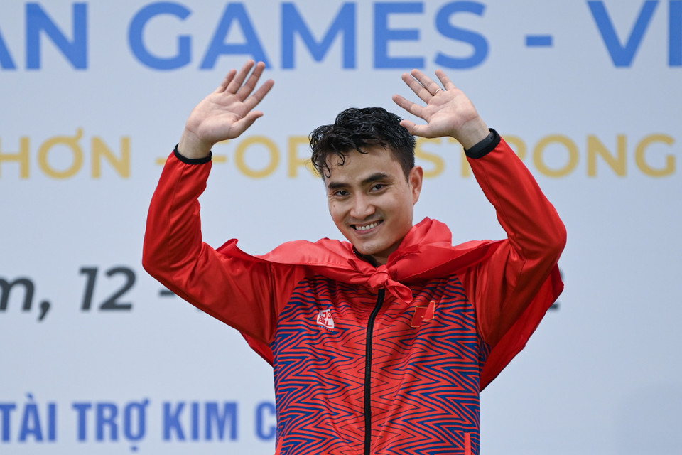 Vũ Thành An lên bục nhận huy chương. (Ảnh: Minh Sơn/Vietnam+)