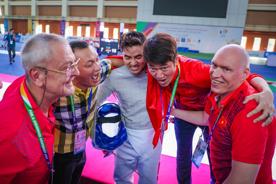 Toàn bộ ban huấn luyện bày tỏ cảm xúc vui mừng khi giành được huy chương vàng đầu tiên tại SEA Games 31. (Ảnh: Minh Sơn/Vietnam+)