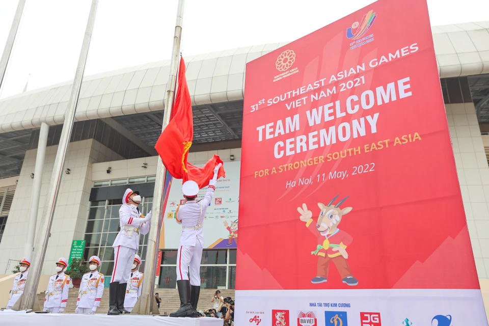 Hình ảnh lá cờ Việt Nam được tung bay tại Lễ thượng cờ SEA Games 31 với mục đích chào đón các đoàn thể thao, khích lệ tinh thần thi đấu của các vận động viên. (Ảnh: Minh Sơn/Vietnam+)