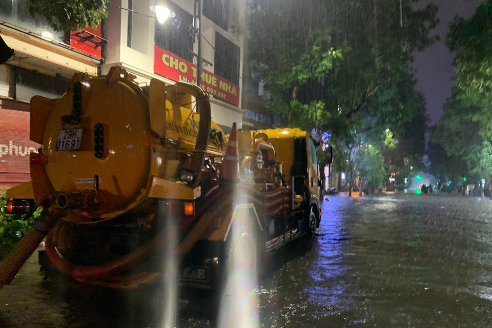 Theo Trung tâm Dự báo Khí tượng Thủy văn Quốc gia, vùng mây đối lưu phát triển ở phía nam đã gây mưa rào và dông cho khu vực huyện Mỹ Đức, Ứng Hòa. Ngoài ra, đám mây đối lưu từ phía bắc di chuyển xuống cũng gây mưa cho Sóc Sơn. Sau đó, các vùng mây này mạnh lên, tiếp tục di chuyển và gây mưa rào kèm dông cho nhiều quận nội thành của Hà Nội. (Ảnh: Lâm Phan/Vietnam+)