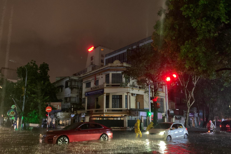 Ở nhiều quận nội thành, mưa lớn gây ngập nhiều tuyến phố. (Ảnh: Lâm Phan/Vietnam+)