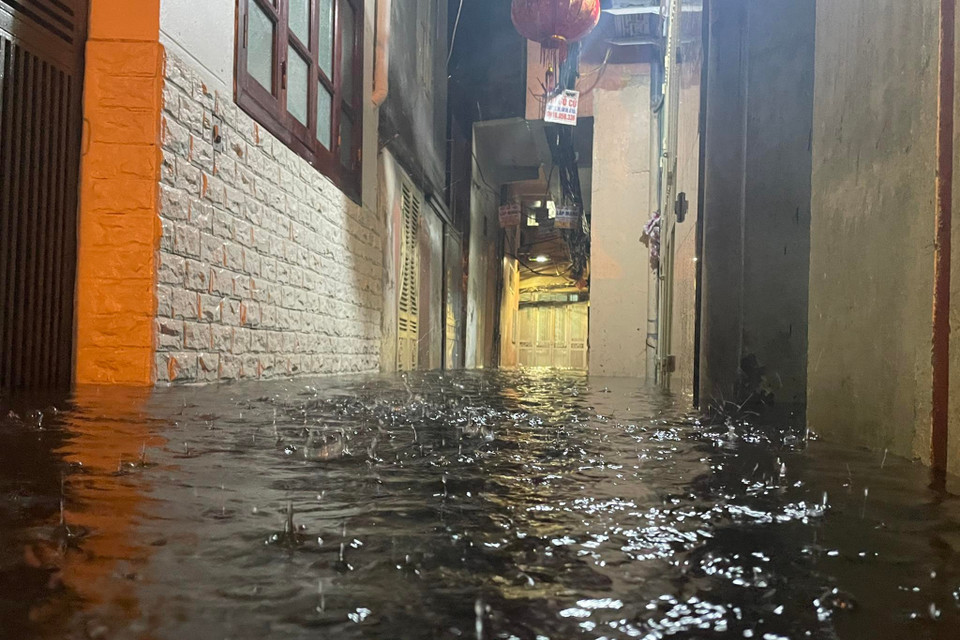 Cơn mưa lớn khiến khu vực ngõ 130 Nguyễn Khoái ngập lụt. (Ảnh: Minh Hiếu/Vietnam+)