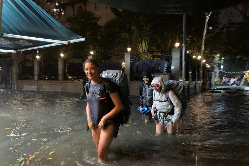 Số liệu từ Công ty Thoát nước Hà Nội cho thấy chỉ trong vòng 25 phút từ 19h45 đến 20h10, lượng mưa ghi nhận được ở quận Cầu Giấy lên tới 61,8 mm. Trong khi các quận các như Đống Đa, Thanh Xuân, Hoàn Kiếm ghi nhận lượng mưa 30-50 mm. (Ảnh: Lâm Phan/Vietnam+)