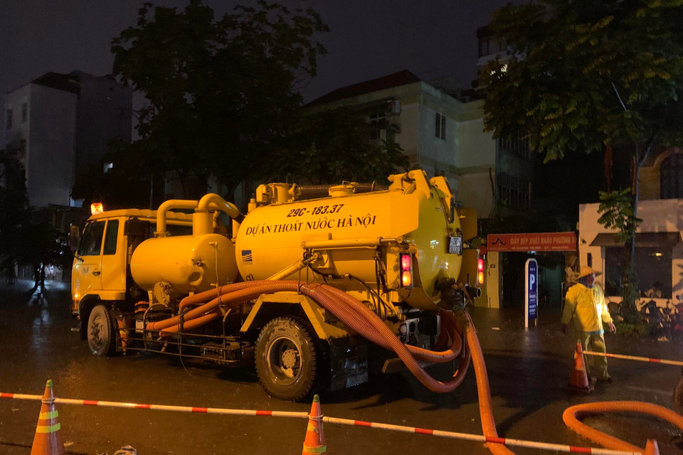 Với lượng mưa này, nhiều điểm trũng, thấp trong thành phố có nguy cơ ngập lụt, nhất là khi mưa lớn được dự báo tiếp diễn trong những giờ tới. (Ảnh: Lâm Phan/Vietnam+)