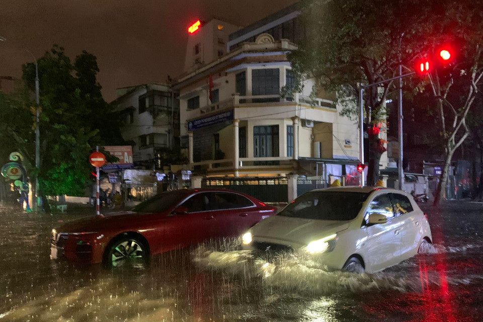 Đến 20h40, mưa lớn tiếp diễn và chưa có dấu hiệu giảm ở nhiều quận, huyện. (Ảnh: Lâm Phan/Vietnam+)