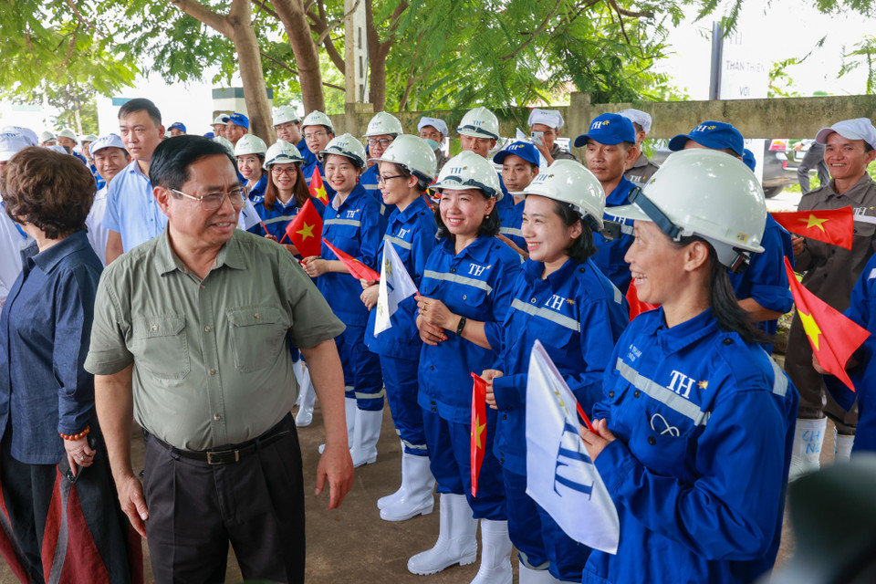 Tại đây, Thủ tướng rất ấn tượng với trang trại bò sữa TH với 3 cụm (9 trang trại), số lượng bò sữa tiệm cận 70 ngàn con, diện tích cánh đồng gần 8.100ha, xác lập kỷ lục Cụm trang trại bò sữa tập trung ứng dụng công nghệ cao với quy trình sản xuất khép kín quy mô lớn nhất thế giới năm 2020. (Ảnh: Minh Sơn/Vietnam+)