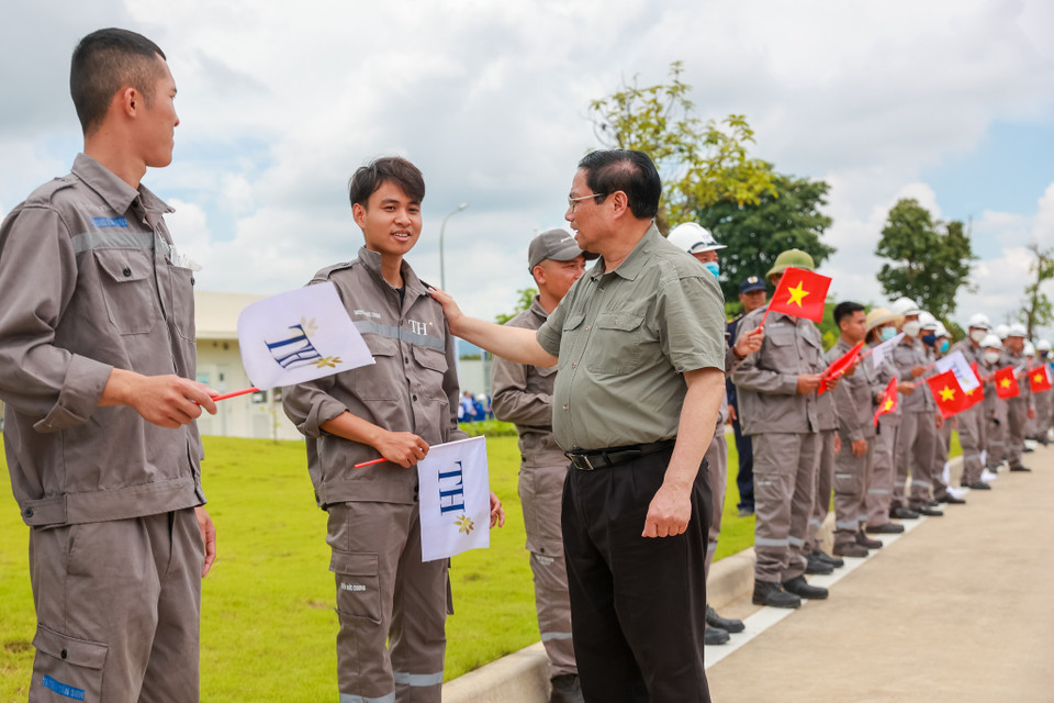 Thủ tướng cũng đã ghé thăm hệ thống sản xuất sữa, Nhà máy nước tinh khiết, thảo dược và hoa quả Núi Tiên của Tập đoàn TH. (Ảnh: Minh Sơn/Vietnam+)