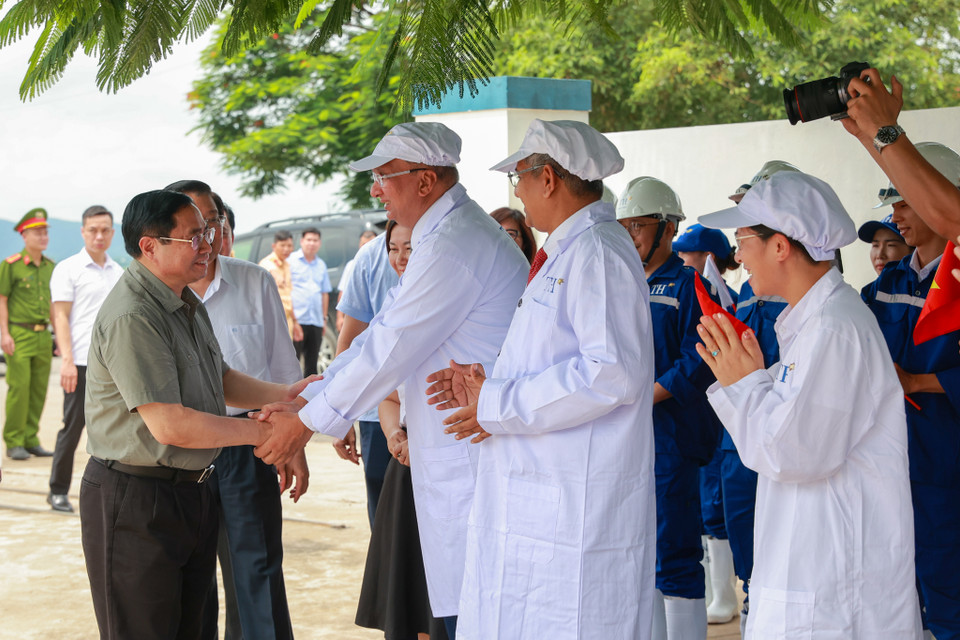 Thủ tướng cũng đã ghé thăm Trang trại chăn nuôi bò sữa số 3 (thuộc cụm trang trại 1). (Ảnh: Minh Sơn/Vietnam+)