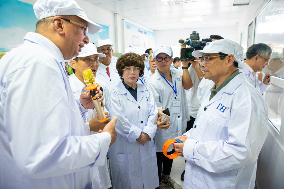 Thủ tướng cho rằng, Tập đoàn TH làm một minh chứng cho kết quả chặng đường sau hơn 35 năm đổi mới đất nước; đồng thời góp phần xây dựng nền tảng xã hội dân chủ xã hội chủ nghĩa, Nhà nước pháp quyền xã hội chủ nghĩa, nền kinh tế thị trường định hướng xã hội chủ nghĩa. (Ảnh: Minh Sơn/Vietnam+)