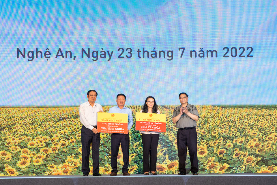 Thủ tướng Phạm Minh Chính thay mặt Chính phủ trao các phần quà để xây dựng nhà tình nghĩa và nhà văn hóa tại địa phương. (Ảnh: Minh Sơn/Vietnam+)