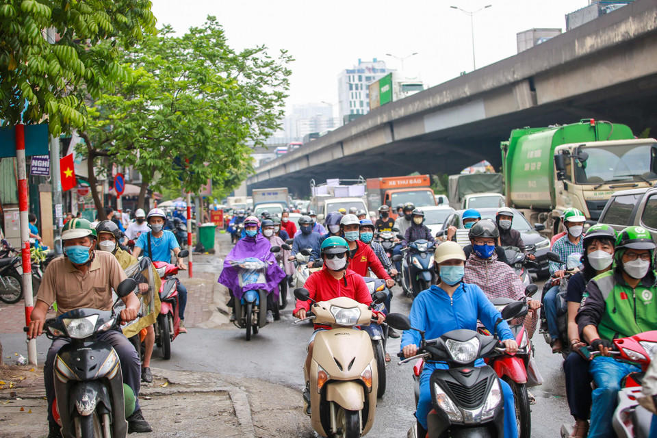 Từ khoảng 16 giờ chiều nay tình trạng giao thông bắt đầu ùn tắc tại các làn đường theo hướng rời Hà Nội. (Ảnh: Minh Sơn/Vietnam+)