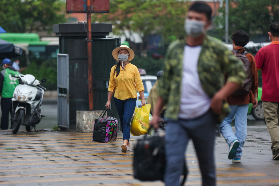 Ghi nhận tại bến xe Mỹ Đình thời điểm 15 giờ, đã có rất nhiều người dân tranh thủ bắt xe để rời khỏi Hà Nội. (Ảnh: Minh Sơn/Vietnam+)