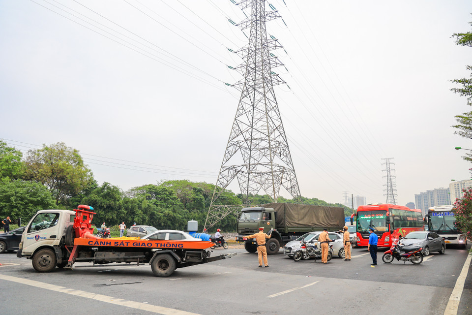 Lực lượng chức năng tổ chức phân luồng để đảm bảo giao thông trong ngày cuối cùng người dân đi làm trước kỳ nghỉ lễ. (Ảnh: Việt Anh/Vietnam+)