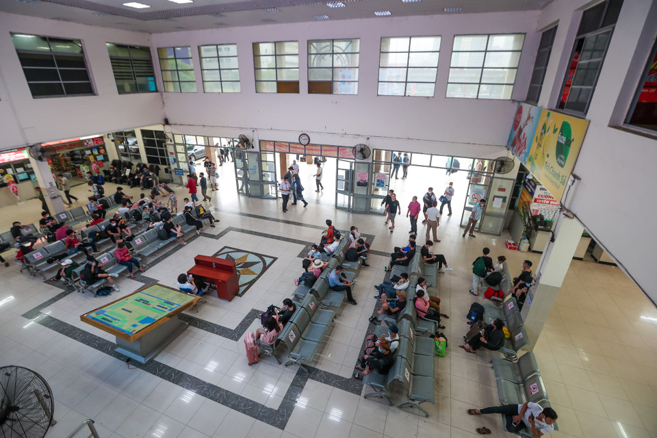 'Bến xe Mỹ Đình cũng đã bố trí nhân viên phối hợp với lực lượng chức năng đảm bảo công tác phòng chống dịch COVID-19; đảm bảo trật tự an ninh; không để ùn tắc trong sân trả khách; không để hiện tượng lôi kéo, tranh dành khách, ép giá, ép khách; kiểm tra xe xuất bến… nhằm đáp ứng nhu cầu đi lại tốt nhất của người dân,” ông Sơn nhấn mạnh. (Ảnh: Minh Sơn/Vietnam+)
