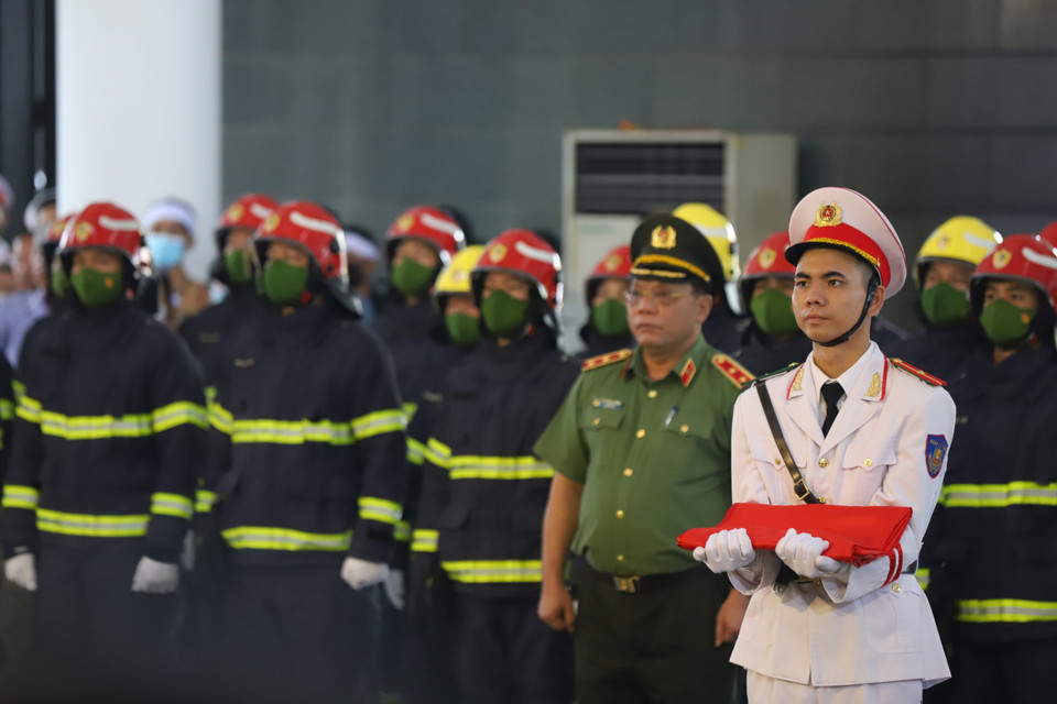 Ngày 2/8, Chủ tịch nước Cộng hòa xã hội chủ nghĩa Việt Nam đã ký Quyết định truy tặng Huân chương chiến công Hạng Nhất; Thủ tướng Chính phủ đã ký cấp bằng 'Tổ quốc ghi công'; Bộ trưởng Bộ Công an đã ký các Quyết định thăng cấp bậc hàm vượt cấp đối với 3 đồng chí: Thượng tá Đặng Anh Quân, Thượng úy Đỗ Đức Việt và Hạ sỹ Nguyễn Đình Phúc. (Ảnh: Hoài Nam/Vietnam+)