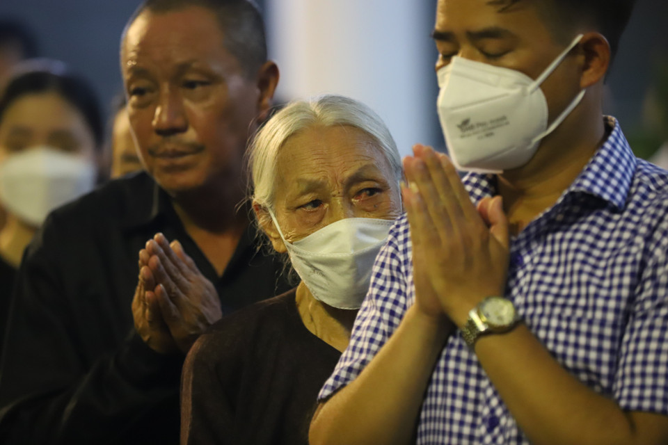 Trong niềm xúc động và tiếc thương vô hạn, Đảng ủy - Ban Giám đốc Công an thành phố Hà Nội và gia đình tổ chức trọng thể lễ tang 3 chiến sỹ cứu hỏa hy sinh khi làm nhiệm vụ. (Ảnh: Hoài Nam/Vietnam+)