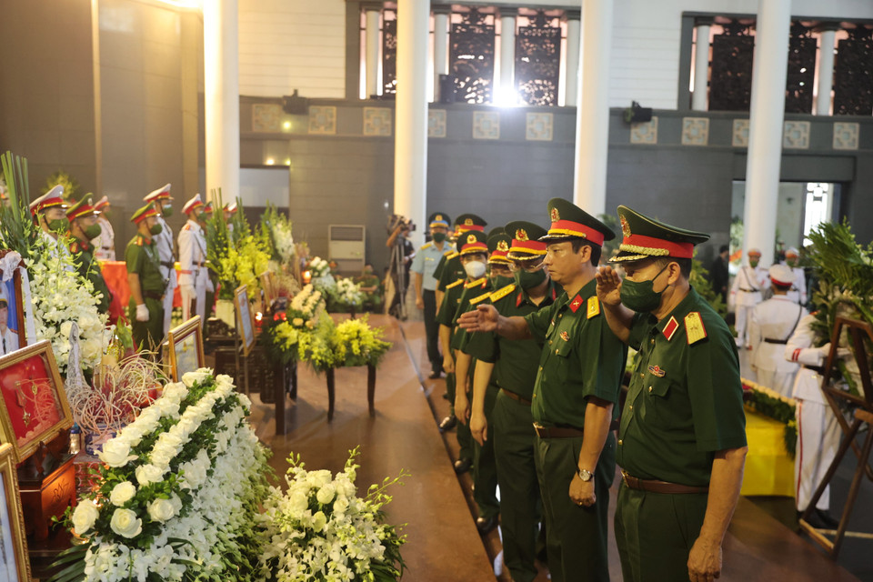 Đoàn Bộ Quốc phòng và Bộ Tổng Tham mưu QĐND Việt Nam do Trung tướng Nguyễn Trọng Bình, Phó Tổng Tham mưu trưởng QĐND Việt Nam làm Trưởng đoàn vào viếng.