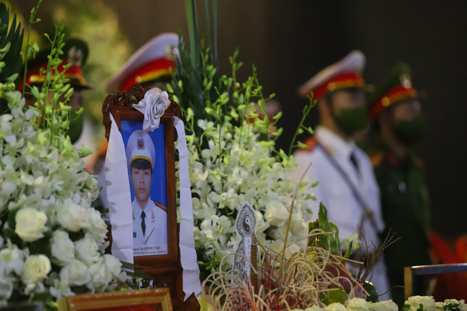 Bí thư Thường trực Trung ương Đoàn Thanh niên Cộng sản Hồ Chí Minh cũng đã ký quyết định truy tặng Huy hiệu 'Tuổi trẻ dũng cảm' cho Thượng úy Đỗ Đức Việt và Hạ sĩ Nguyễn Đình Phúc. (Ảnh: Hoài Nam/Vietnam+)