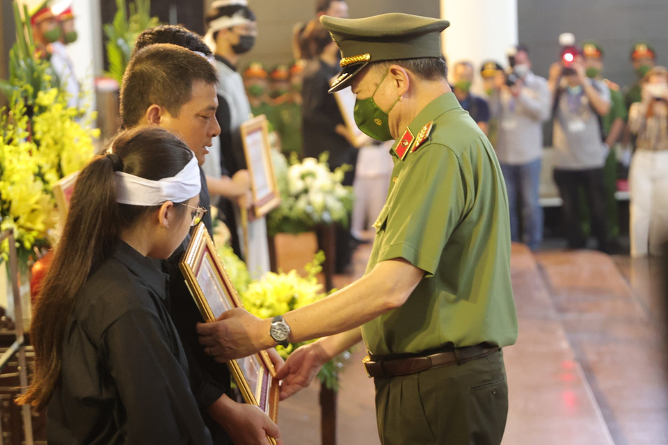 Đại tướng Tô Lâm thay mặt lãnh đạo Đảng, Nhà nước trao Bằng Tổ quốc ghi công cho đại diện gia đình 3 liệt sỹ. (Ảnh: Hoài Nam/Vietnam+)