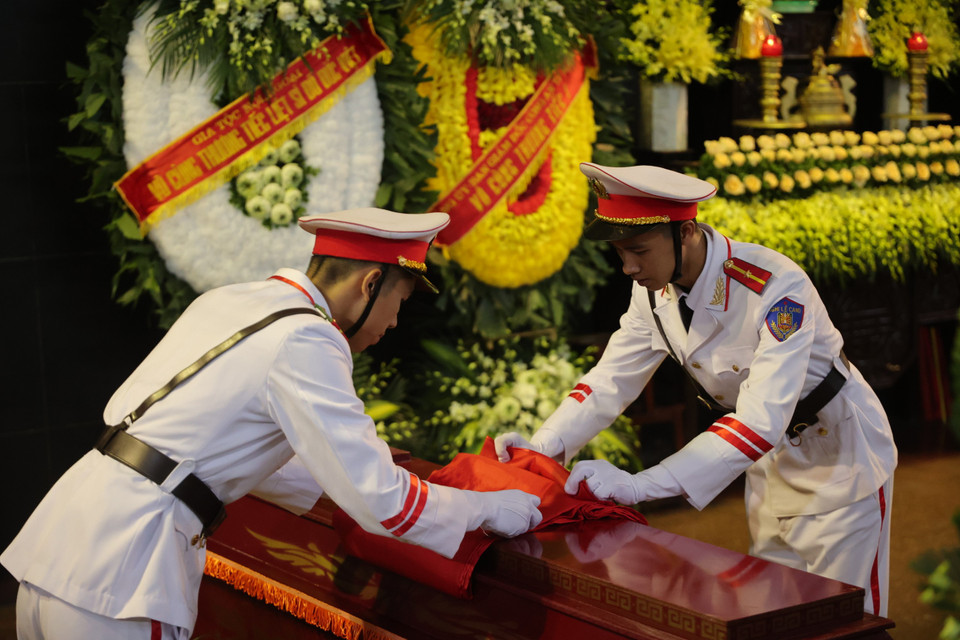 Thiếu tướng Phạm Văn Tỵ - Phó Chánh văn phòng Ủy ban Quốc gia về ứng phó sự cố thiên tai và tìm kiếm cứu nạn trao Bằng khen cho đại diện 3 liệt sỹ. (Ảnh: Hoài Nam/Vietnam+)