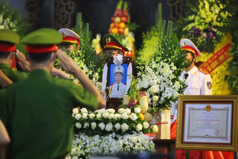 Đến 17 giờ sẽ diễn ra Lễ di quan, đưa thi hài ba liệt sỹ về Đài hóa thân Hoàn Vũ Hà Nội. Sau điện táng sẽ đưa hài cốt liệt sỹ về nơi an táng tại nghĩa trang Liệt sỹ thành phố, phường Tây Tựu, quận Bắc Từ Liêm, thành phố Hà Nội. (Ảnh: Hoài Nam/Vietnam+)