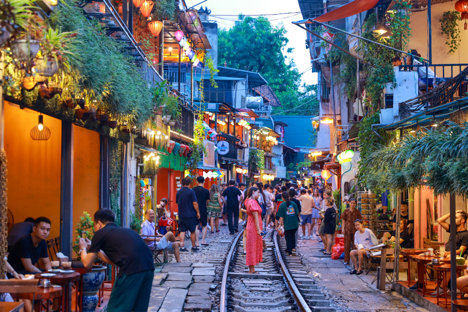 Mọi hoạt động diễn ra tại khu phố đường tàu này trở nên sôi động, nhộn nhịp hơn trong những ngày cuối tuần. (Ảnh: Minh Sơn/Vietnam+)