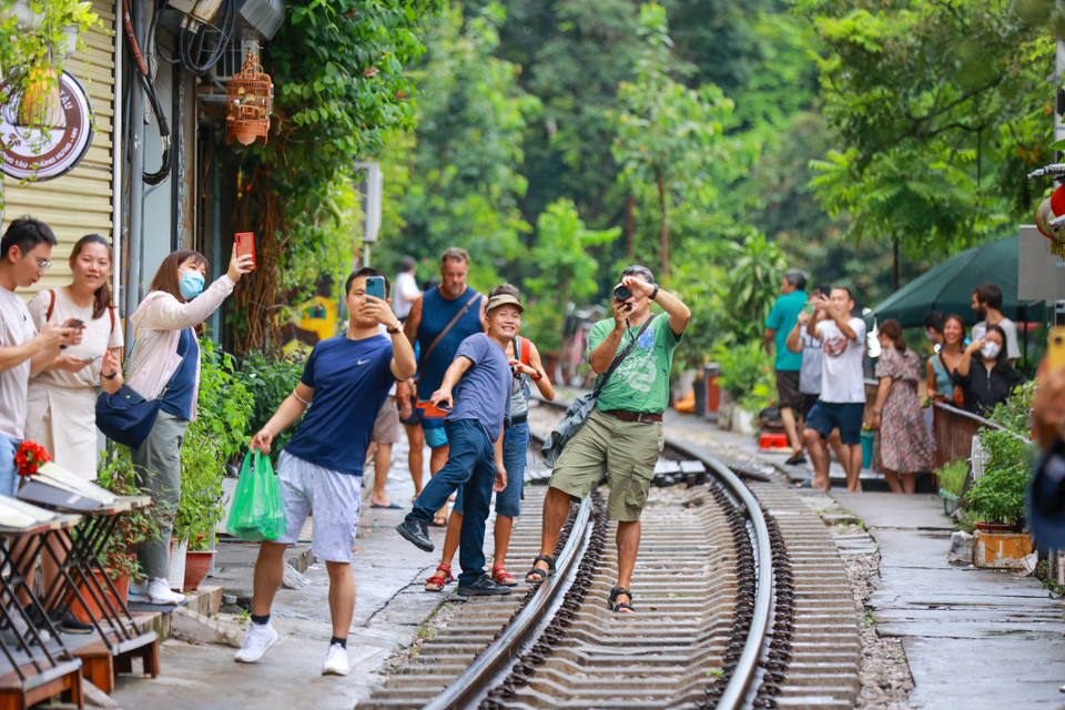 Phố đường tàu có hàng chục quán xá lớn nhỏ. Lượng du khách đổ tới đây ngày một đông để trải nghiệm cảm giác mạo hiểm có một không hai này. (Ảnh: Minh Sơn/Vietnam+)