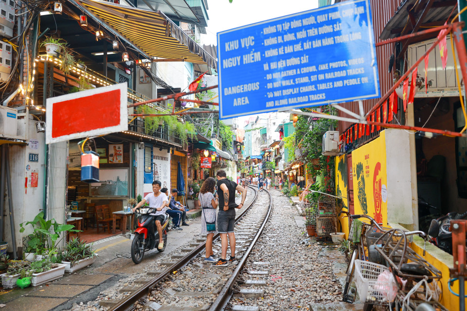 Tháng 10/2019, các quán cà phê tại đây đã phải đóng cửa để đảm bảo an toàn hành lang đường sắt. (Ảnh: Minh Sơn/Vietnam+)