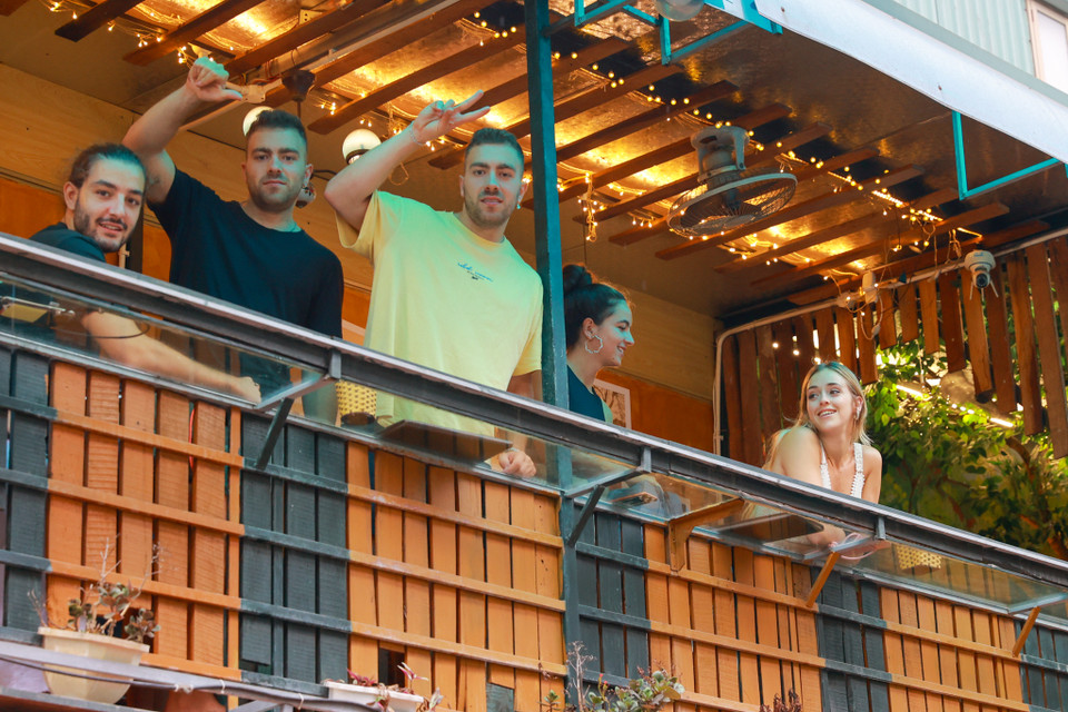 Giờ đây, con phố đặc biệt của Thủ đô đã dần hồi sinh nhưng chỉ có những hàng, quán bán trong nhà mới được phép hoạt động. (Ảnh: Minh Sơn/Vietnam+)