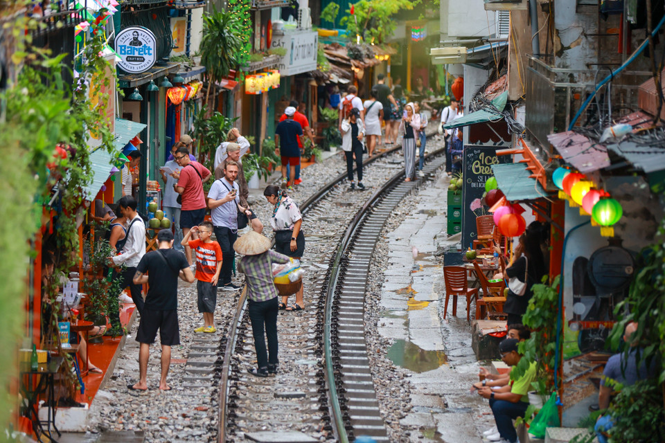 Hàng quán muốn kinh doanh phải tuân thủ quy định chỉ hoạt động trong nhà, không được lấn chiếm hành lang đường sắt. Thời điểm mở cửa du lịch trở lại, lượng du khách đến với phố đường tàu này ngày một đông. (Ảnh: Minh Sơn/Vietnam+)