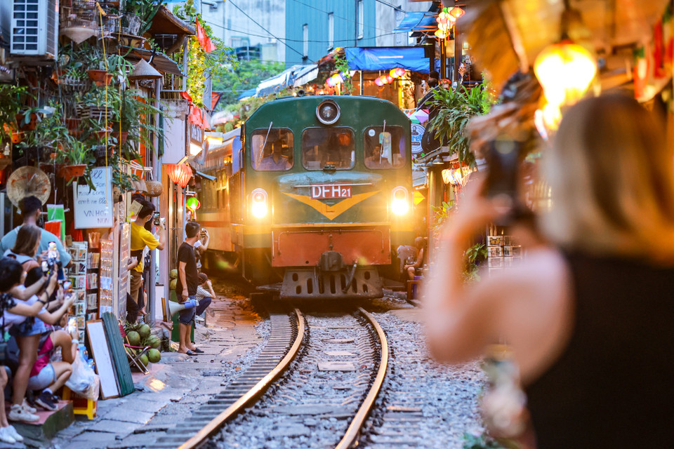 Du khách cũng đổ về đây đông nhất vào cuối tuần vì trong những ngày này tàu đi lại liên tục. (Ảnh: Minh Sơn/Vietnam+)