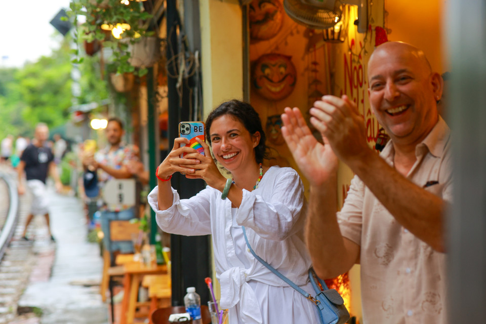 Nhiều vị khách ngồi hàng giờ đồng hồ để trải nghiệm sự chật hẹp, lộn xộn nhưng có sức hút khó diễn tả của con phố độc đáo này. (Ảnh: Minh Sơn/Vietnam+)