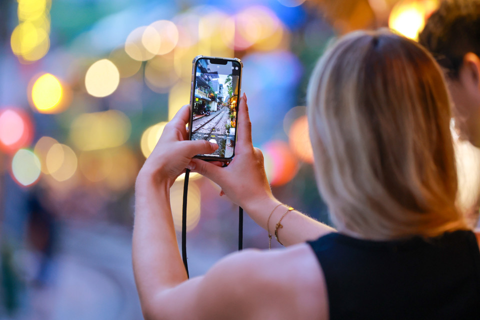 Phố đường tàu từng trở nên nổi tiếng sau khi xuất hiện trên báo quốc tế. Kể từ đó, nơi đây có rất đông khách du lịch nước ngoài tới tham quan, chụp ảnh. (Ảnh: Minh Sơn/Vietnam+)