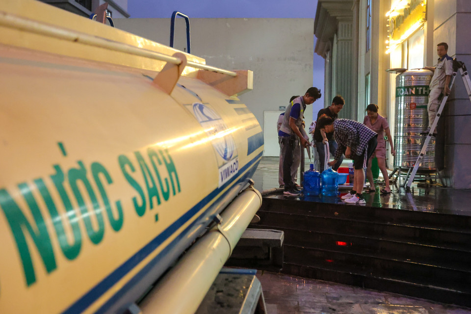 Trước đó, ngày 21/9, ông Trịnh Văn Nam - Phó Tổng giám đốc Công ty Cổ phần Đầu tư nước sạch Sông Đà (Viwasupco) đã thông báo việc tạm dừng cấp nước vì phát hiện có thể có những tác động ảnh hưởng tới chất lượng nước thô cấp cho Nhà máy nước Sông Đà. Đến chiều 22/9, công ty thông báo đã cấp nước trở lại cho người dân. (Ảnh: Minh Sơn/Vietnam+)