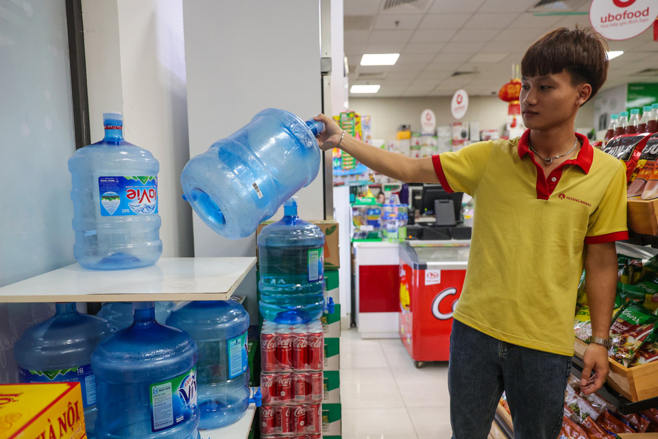 Siêu thị trong khu chung cư này cũng đã hết sạch nước đóng bình từ ngày 22/9 do lượng mua của người dân quá lớn. (Ảnh: Minh Sơn/Vietnam+)