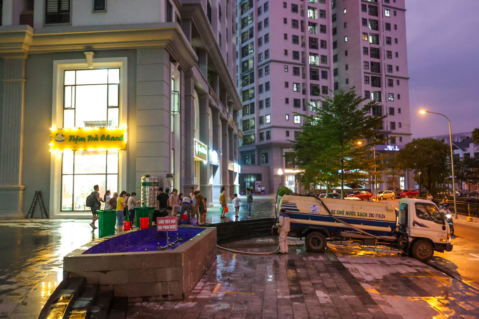 Đã mấy ngày nay, hàng trăm hộ dân tại khu chung cư Hateco trên địa bàn phường Phương Canh, quận Nam Từ Liêm-Hà Nội không có nước sạch để dùng. (Ảnh: Minh Sơn/Vietnam+) 