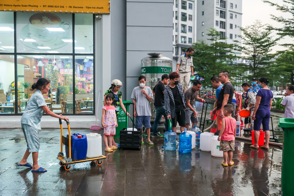 Mặc dù ban quản lý tòa nhà đã điều 4 xe téc nước lưu động trong ngày 23/9 để cung cấp nước sinh hoạt cho người dân... (Ảnh: Minh Sơn/Vietnam+)