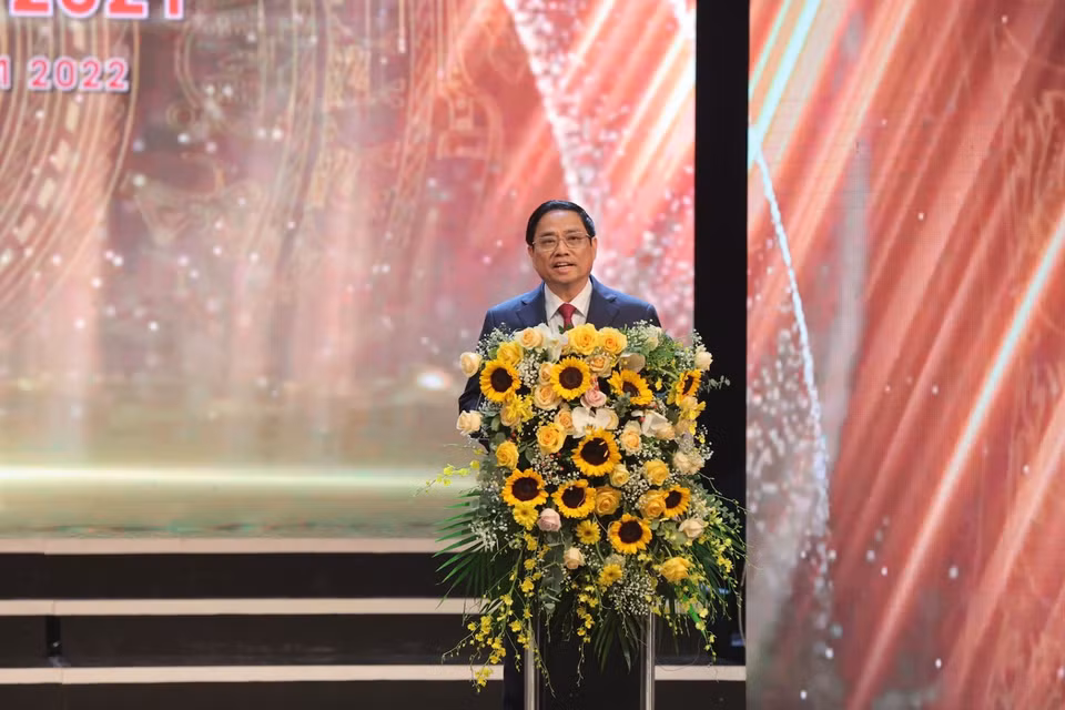 Tối 21/6, lễ trao Giải Báo chí quốc gia lần thứ XVI, năm 2021 đã diễn ra trang trọng tại Cung Văn hóa Lao động Hữu nghị Việt Xô. Uỷ viên Bộ Chính trị, Thủ tướng Chính phủ Phạm Minh Chính đã tham dự buổi lễ. (Ảnh: Hoài Nam/Vietnam+) 