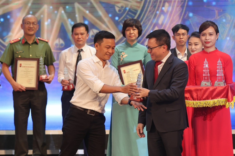 Tác phẩm: "Lời khẩn cầu từ dòng Đà giang" của tác giả Trọng Đạt đoạt giải B thể loại Ảnh đơn, phóng sự ảnh, nhóm ảnh (không có giải A). (Ảnh: Hoài Nam/Vietnam+)