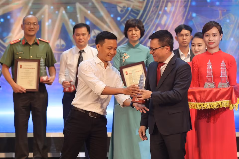 Tác phẩm: "Lời khẩn cầu từ dòng Đà giang" của tác giả Trọng Đạt đoạt giải B thể loại Ảnh đơn, phóng sự ảnh, nhóm ảnh (không có giải A). (Ảnh: Hoài Nam/Vietnam+)
