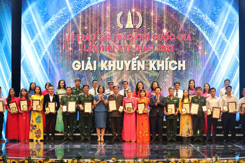 Trong số 152 tác phẩm được vào chung khảo, Hội đồng Giải Báo chí Quốc gia năm 2020 đã lựa chọn được 115 tác phẩm xuất sắc nhất để trao giải; trong đó có 10 Giải A, 22 giải B, 48 giải C, 35 giải Khuyến khích. (Ảnh: Hoài Nam/Vietnam+)