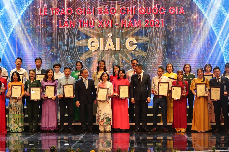 Loạt 5 bài: ‘Vững niềm tin con đường đi lên chủ nghĩa xã hội’ của nhóm tác giả Lại Thị Thanh Mai, Trần Mạnh Hùng, Bùi Anh Tuấn, Vũ Lê Hà, Đặng Thị Thu Huyền đã được trao giải C thể loại Tin, bài phản ánh, phỏng vấn (Báo in). (Ảnh: Hoài Nam/Vietnam+)