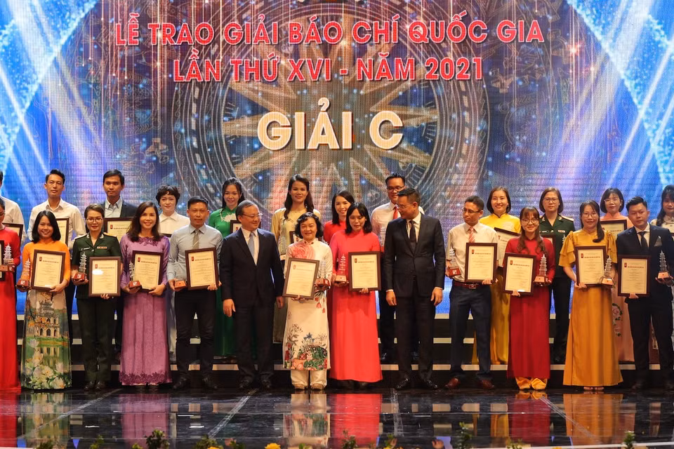 Loạt 5 bài: ‘Vững niềm tin con đường đi lên chủ nghĩa xã hội’ của nhóm tác giả Lại Thị Thanh Mai, Trần Mạnh Hùng, Bùi Anh Tuấn, Vũ Lê Hà, Đặng Thị Thu Huyền đã được trao giải C thể loại Tin, bài phản ánh, phỏng vấn (Báo in). (Ảnh: Hoài Nam/Vietnam+)