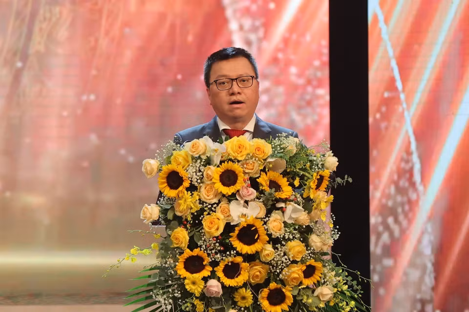 Phát biểu tại sự kiện, Chủ tịch Hội Nhà báo Việt Nam Lê Quốc Minh cho biết, báo chí đã thể hiện bản lĩnh chính trị vững vàng và trách nhiệm xã hội cao cả, kỹ năng nghề nghiệp tinh thông, tạo được hiệu quả xã hội rộng khắp. Nhiều tác phẩm xuất sắc trong số đó được vinh danh trong Lễ trao giải Báo chí Quốc gia lần thứ XVI - năm 2021. (Ảnh: Hoài Nam/Vietnam+)