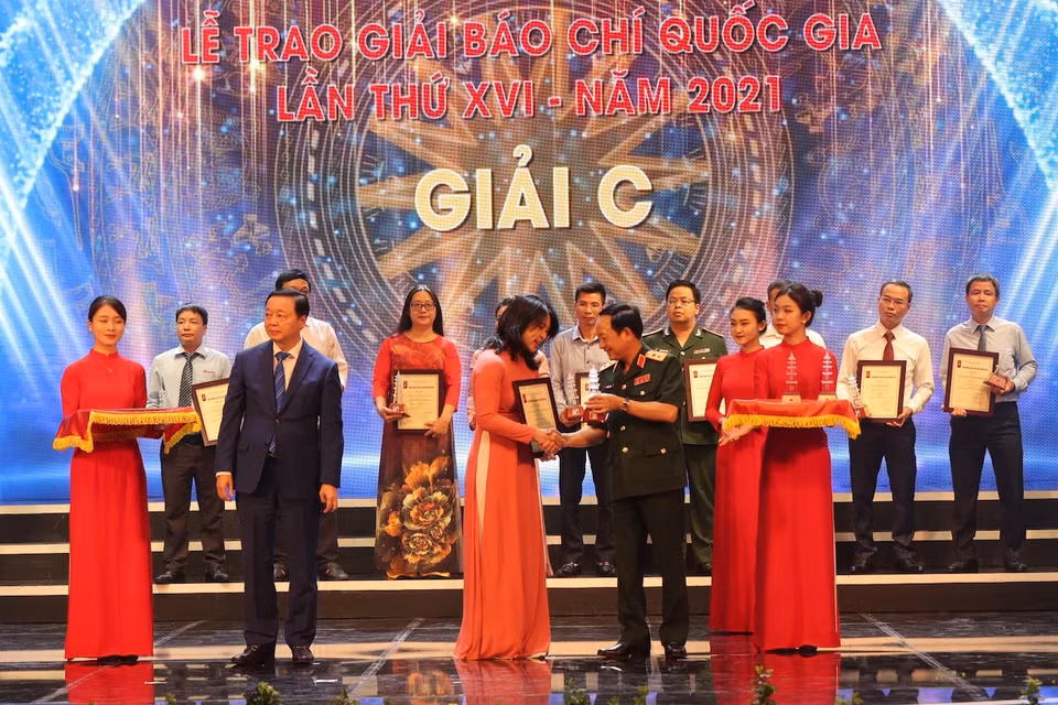 Năm nay là năm thứ 16 Giải báo chí quốc gia được tổ chức theo các Quyết định của Thủ tướng Chính phủ phê duyệt Đề án Giải báo chí quốc gia và Đề án Nâng cao chất lượng Giải báo chí quốc gia. Mặc dù đại dịch COVID-19 tác động không nhỏ đến quá trình tác nghiệp báo chí trong năm 2021, nhưng số lượng tác phẩm gửi về dự Giải là 1.911 tác phẩm. (Ảnh: Hoài Nam/Vietnam+)