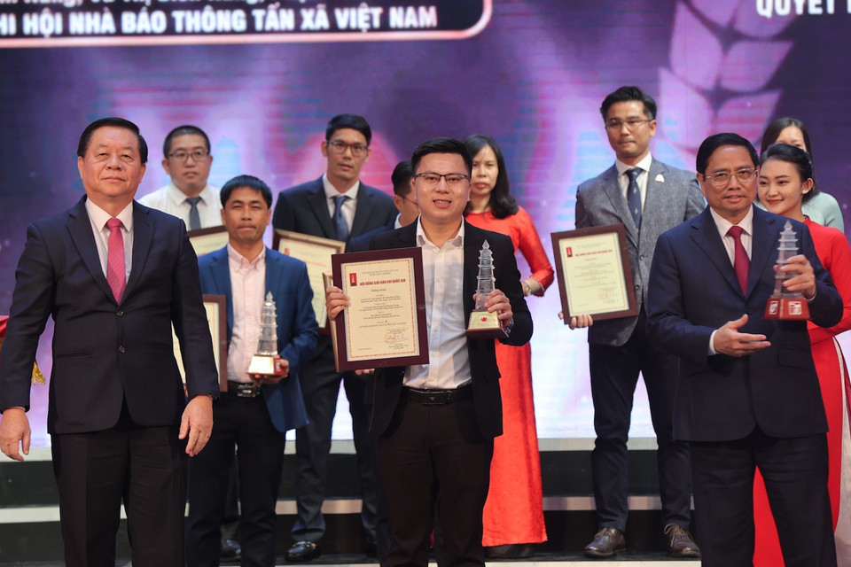  Báo điện tử VietnamPlus lần thứ 10 liên tiếp giành giải Báo chí Quốc gia (2012-nay). Tại giải Báo chí Quốc gia năm 2021, VietnamPlus được trao giải A thể loại Tin, bài phản ánh, phỏng vấn, bình luận, tọa đàm, giao lưu trực tuyến (Báo Điện tử) cho tác phẩm: “Giải phóng đất nông lâm trường: Đã đến lúc cần ‘cuộc cách mạng’ quyết liệt hơn” của nhóm tác giả Võ Mạnh Hùng, Võ Hoàng Long, Hoàng Thị Phương Trang, Vũ Thị Bích Hằng, Phạm Thanh Trà. (Ảnh: Hoài Nam/Vietnam+)