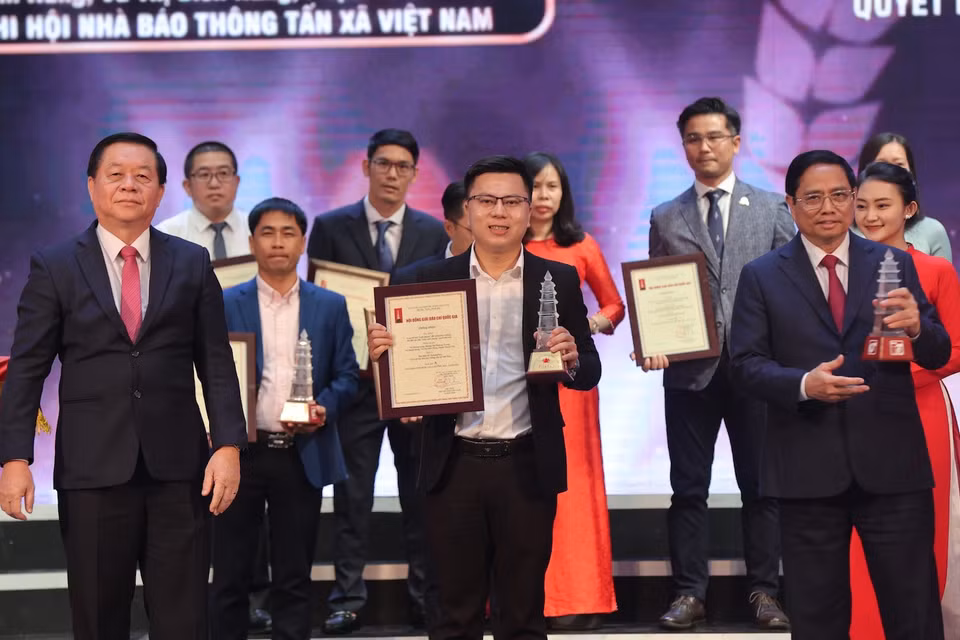  Báo điện tử VietnamPlus lần thứ 10 liên tiếp giành giải Báo chí Quốc gia (2012-nay). Tại giải Báo chí Quốc gia năm 2021, VietnamPlus được trao giải A thể loại Tin, bài phản ánh, phỏng vấn, bình luận, tọa đàm, giao lưu trực tuyến (Báo Điện tử) cho tác phẩm: “Giải phóng đất nông lâm trường: Đã đến lúc cần ‘cuộc cách mạng’ quyết liệt hơn” của nhóm tác giả Võ Mạnh Hùng, Võ Hoàng Long, Hoàng Thị Phương Trang, Vũ Thị Bích Hằng, Phạm Thanh Trà. (Ảnh: Hoài Nam/Vietnam+)