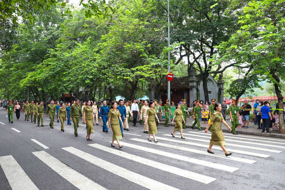 Đoàn cảnh sát Lào diễu hành trên phố đi bộ Hồ Gươm. (Ảnh: Minh Sơn/Vietnam+)