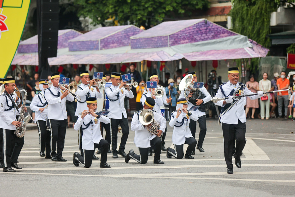 Nhạc hội diễn ra trong 2 ngày (9-10/7) tại khu vực phố đi bộ bên hồ Hoàn Kiếm với sự tham gia của 7 Đoàn nhạc Cảnh sát gồm: Việt Nam, Nhật Bản, Trung Quốc, Brunei, Lào, Philippines, Myanmar và 1 Đoàn nhạc của Quân đội Nhân dân Việt Nam. (Ảnh: Minh Sơn/Vietnam+)